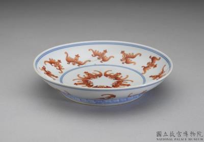 图片[2]-Dish with underglaze blue decoration and bats in overglaze red, Qing dynasty, Jiaqing reign (1796-1820)-China Archive